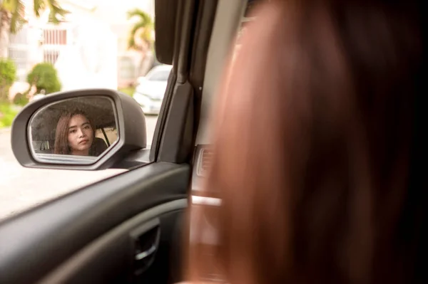 Красивая Филиппинка Смотрит Свое Отражение Боковом Зеркале Автомобиля Время Вождения — стоковое фото