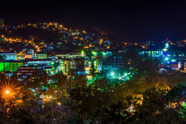Baguio, Filipinler- Burnham Park manzarası, şehir manzarası, ışıklar ve çevresindeki dağlar, yakındaki bir tepeden görüldüğü gibi.