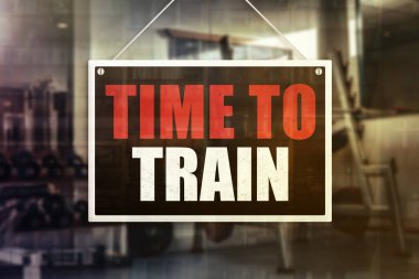 Jimnastik arka planında tren tabelası zamanı. Motivasyon veya teşvik kavramı.