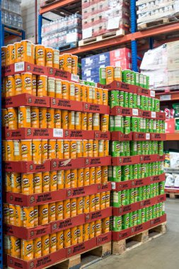 Manila, Filipinler- Hipermarkette veya depoda peynirli ekşi krema aromalı Pringles.