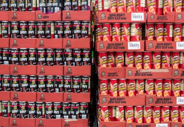 Manila, Filipinler- Hipermarkette veya depoda bir yığın orijinal ve dalgalı Pringles.