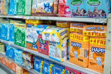 Manila, Filipinler- Bir süpermarketin koridorunda sergilenen çeşitli bebek bezleri.