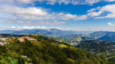 Baguio şehrinin eteklerindeki dağlık arazinin manzarası..