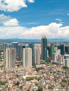 Bonifacio Global City, Metro Manila, Grand Hyatt Manila ve BGC 'nin çevresindeki ufuk çizgisi. Binaları hafifletmek için yoğunlaşın. Önde..
