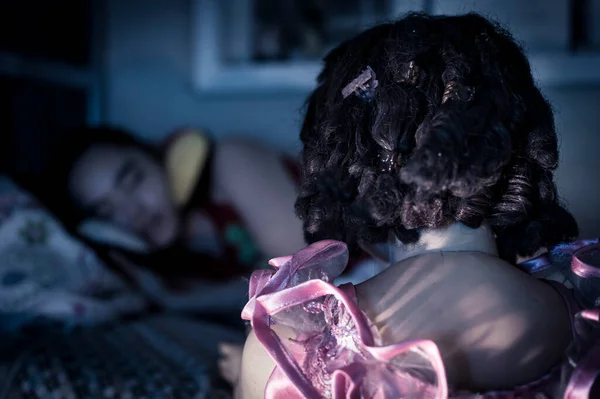 Uma Boneca Assustadora Observa Uma Mulher Dormindo Cama Quarto Mal — Fotografia de Stock