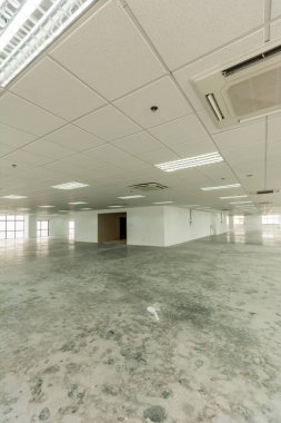 Boş ve çıplak tabaka. Bina içi ofis, iflas kavramı veya ofis veya iş yerlerinin kapatılması.