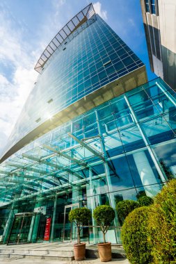 Metro Manila, Filipinler- Bonifacio Global City 'deki modern cam yapıya geniş bir bakış açısı. Mavimsi renk, finans / iş temalı arkaplan resmi