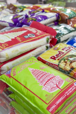 Manila, Filipinler - Tayland Jasmine Rice ve diğer pirinç markaları bir süpermarkette sergileniyor.