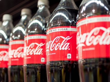 Manila, Filipinler - Ağustos 2020: Coca Cola Light meşrubatların yakın çekimi bir süpermarkette sergileniyor.