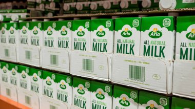 Manila, Filipinler - Ağustos 2020: Bir süpermarketin rafında sergilenen bir sıra Arla Low Fat Milk.