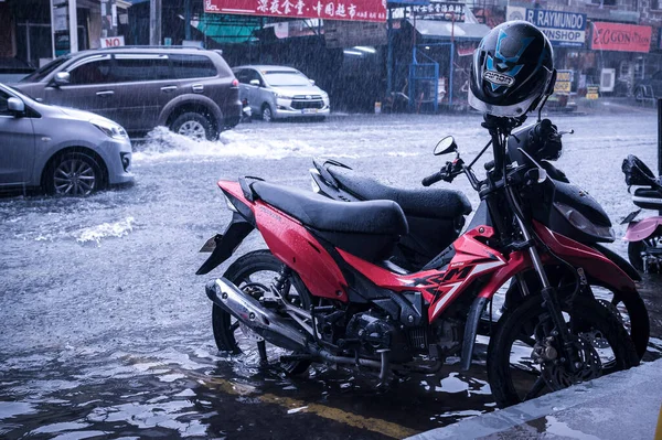 Metro Manila Philippines Aug 2020 Parked Motorbike Street Partially Submerged — Stock Photo, Image