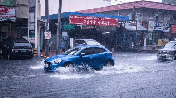 Metro Manila Philippines Aug 2020 Blue Mazda Plows Flooded Streets — Stock Photo, Image