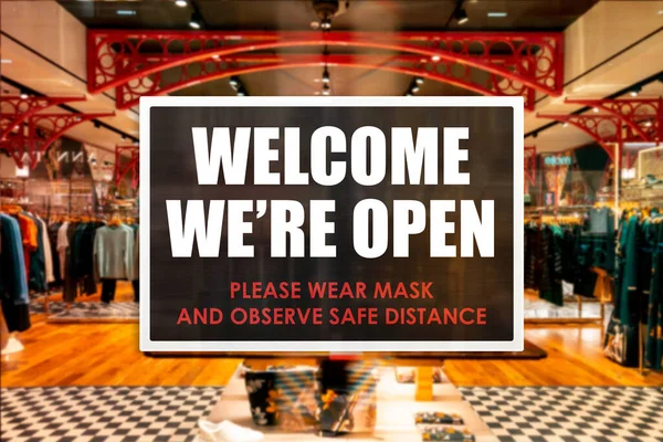マスクを着用し 社会的距離を観察することをお忘れなくブティックストアのウェルカムサイン バーやレストランでの新しい通常の操作の概念 — ストック写真