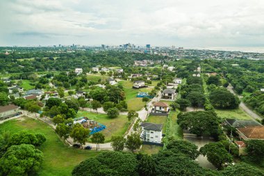 Muntinlupa 'daki Susana Tepeleri' nin havacılığı. Arkadaki Alabang silueti..