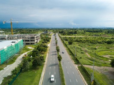 Imus, Cavite, Filipinler 'deki Daang Hari Yolu Havalimanı. Neredeyse sıfır trafiği olan boş bir cadde. Dasmarinas yolunda..