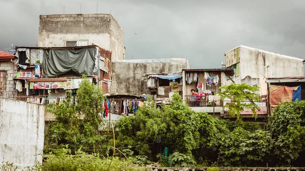 Манила Филиппины Сквоттерный Район Маниле Деревьями Перед Домом — стоковое фото