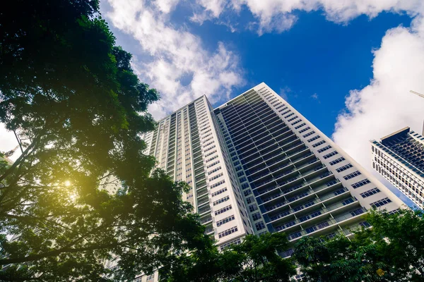 Patrząc Mieszkanie Mieszkalne Wznoszące Się Nad Drzewem Fort Bonifacio Słońce — Zdjęcie stockowe