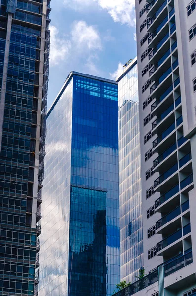 Edificio Oficinas Acristalado Centro Enmarcado Por Otros Dos Rascacielos Negocios — Foto de Stock