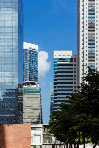 Modern camsı binalarla çevrili temiz bir gökyüzü. İş, ekonomi ya da finansal konsept. Fort Bonifacio, Metro Manila 'da vuruldu..