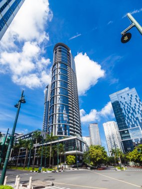 Bonifacio Global City, Taguig, Metro Manila - Aug 2020: Uzun, ultra modern ve lüks bir konut. Filipinler 'deki yaşam tarzını dışa vur.
