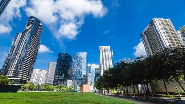 Fort Bonifacio Silueti Önünde Boş Bir Arazinin Yeşil Alanları Modern — Stok fotoğraf