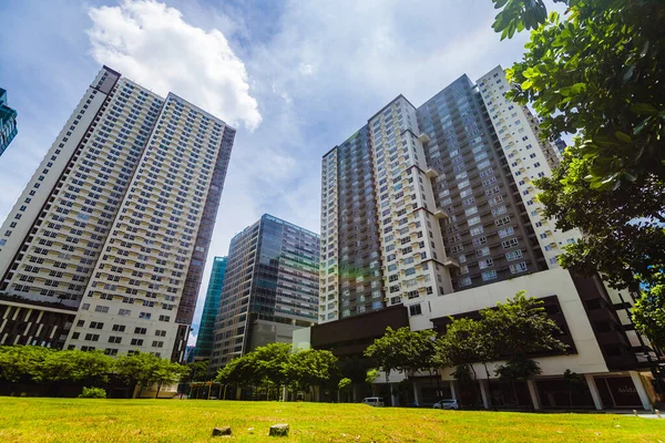 Fort Bonifacio Skyline Verdeggianti Campi Verdi Lotto Vuoto Fronte Moderni — Foto Stock