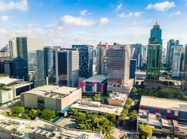 Bonifacio Global City, Taguig, Metro Manila Metro Manila Manila 'daki Bonifacio Global şehrinin ufuk çizgisi. Alışveriş merkezleri ve plazalar önde ve ofis binaları arkada..