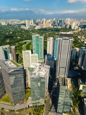 Bonifacio Global City, Taguig, Metro Manila - Aug 2020: Aşağıdan yukarıya - Fort Bonifacio gökdelenleri, Forbes Park evleri, Makati City ve Manila.