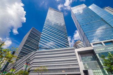 Bonifacio Global City, Taguig, Metro Manila - Aug 2020: Ofis ve otellerin karışık kullanımı. Cam kaplamalı binalar.