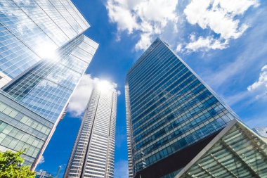 Fort Bonifacio 'daki oteller ve ofis binaları tamamen cam perde duvarlarıyla kaplıydı. Güneşten parlayan optik ışıltı.