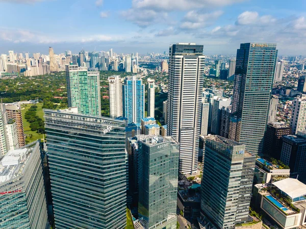 Bonifacio Global City, Taguig, Metro Manila - Fort Bonifacio silueti, Makati şehrinin sol üst köşesinde.