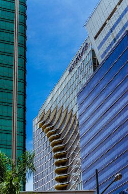 Fort Bonifacio, Taguig, Metro Manila - Aug 2020: W Şehir Merkezi, Bonifacio Global City 'de ikonik bir yapı. Fotoğrafın ortasında..