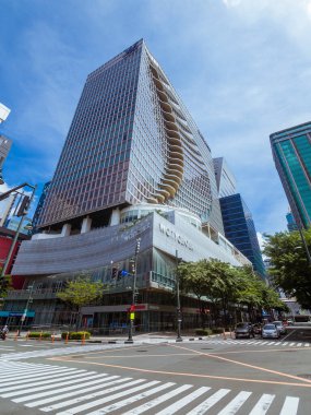 Fort Bonifacio, Taguig, Metro Manila - Aug 2020: W Şehir Merkezi, Bonifacio Global City 'de ikonik bir yapı. Kavşaktan bakıldığı gibi.