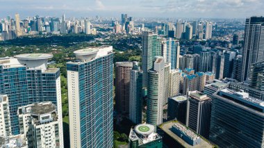 Bonifacio Global City, Taguig, Metro Manila Bonifacio silueti önde. Arkada, Makati 'nin ana yapı kümeleri Ayala, Kalayaan ve Rockwell..