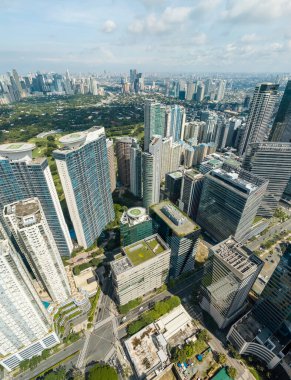 Bonifacio Global City, Taguig, Metro Manila - Bonifacio Kalesi 'nin batı yakasının dramatik havası ve Makati silueti daha uzakta..