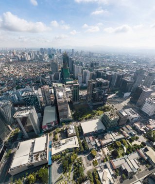 Metro Manila 'nın BGC' den Ortigas 'a ve ötesine kadar kentsel yoğunluğunu gösteren hava göstergesi. Bonifacio High Caddesi, alt kısımda. BGC, Metro Manila 'daki cadde ve binaların düzgün ızgarası.