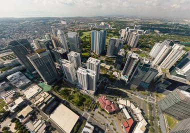Bonifacio Global City, Taguig, Metro Manila - Fort Strip 'in sabah havası ve iş bölgesinin güney ucu ve güney Manila' nın banliyö yayılımı.