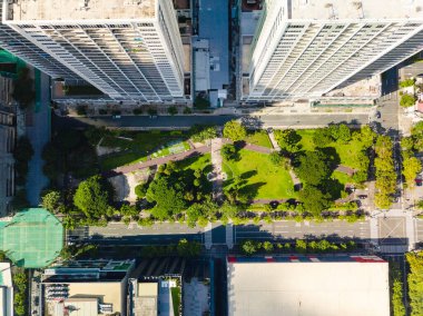 Terra 28 'in en iyi manzarası, Bonifacio Global CIty' de bir park. Ticaret bölgesindeki az sayıdaki yeşil alandan biri..