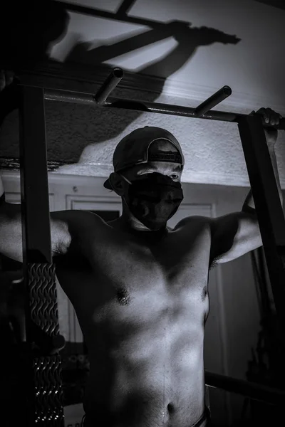 Ein Mann Ohne Hemd Mit Gesichtsmaske Und Einem Intensiven Entschlossenen — Stockfoto