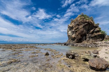 Diguisit Sahili, Baler, Aurora, Filipinler. Kayalık oluşumlarıyla tanınan mercan plajı. Kıyı şeridinin gündüz manzara görüntüsü.