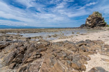 Diguisit Sahili, Baler, Aurora, Filipinler. Kayalık oluşumlarıyla tanınan mercan plajı. Kıyı şeridinin gündüz manzara görüntüsü.