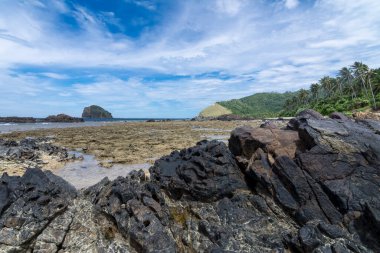 Diguisit Sahili, Baler, Aurora, Filipinler. Kayalık oluşumlarıyla tanınan mercan plajı. Kıyı şeridinin gündüz manzara görüntüsü.