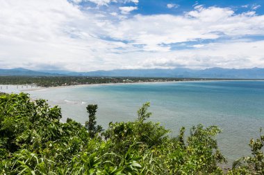 Ermita Hill 'den Sabang Sahili ve Baler Körfezi manzarası. Baler, Aurora Eyaleti, Filipinler