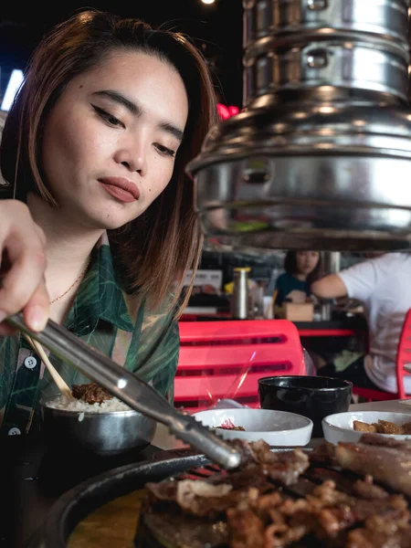 Uma Mulher Asiática Atraente Cozinha Samgyeopsal Restaurante Coreano Barbeque — Fotografia de Stock