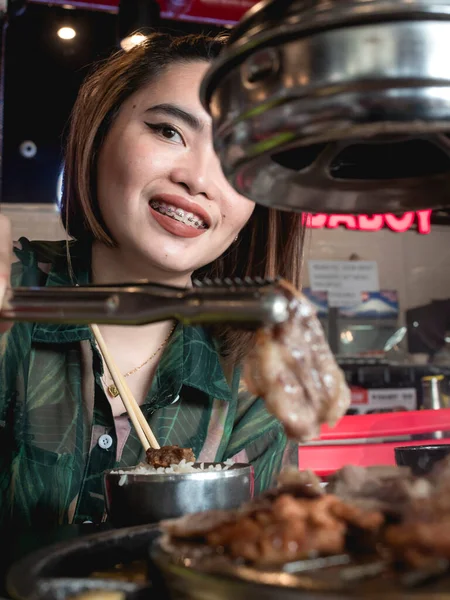 Una Mujer Asiática Unos Años Mira Amiga Mientras Cocina Samgyeopsal — Foto de Stock