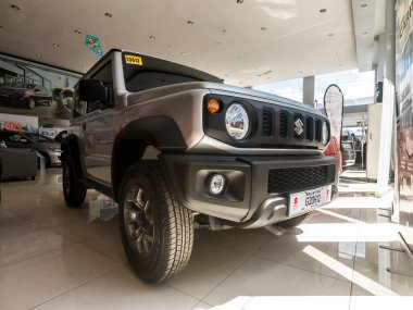 Manila, Filipinler - Eylül 2020: Suzuki Jimny galeride sergileniyor.