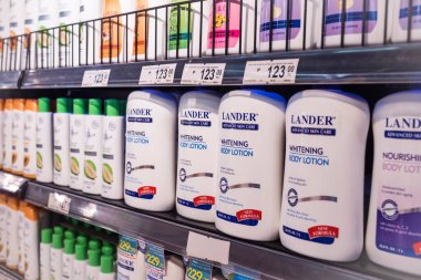 Manila, Filipinler - Eylül 2020: Lander ve diğer beyazlatıcı losyonlar bir süpermarkette sergileniyor.