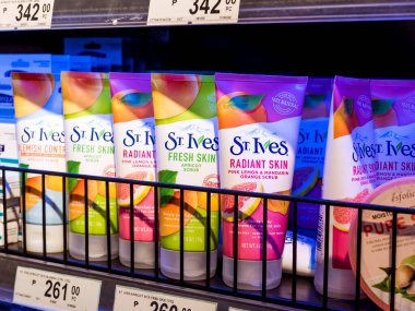 Manila, Filipinler - Eylül 2020: St. Ives yüz fırçası bir süpermarket veya mağazanın rafında sergileniyor..