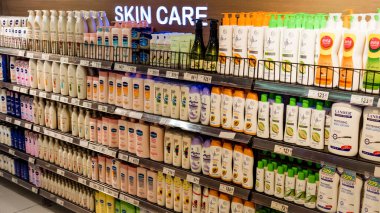 Manila, Filipinler - Eylül 2020: Bir süpermarketin cilt bakım bölümünde vücut losyonları seçimi.