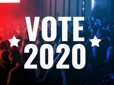 Bulanık kalabalığın önünde 2020 'ye oy verin. Kırmızı ve mavi renkli seçim kavramı